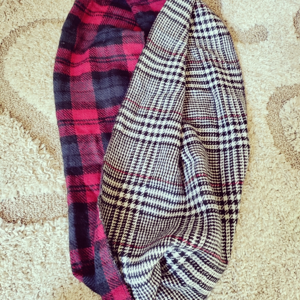 Reversible Scarf - Picture 2 of 3